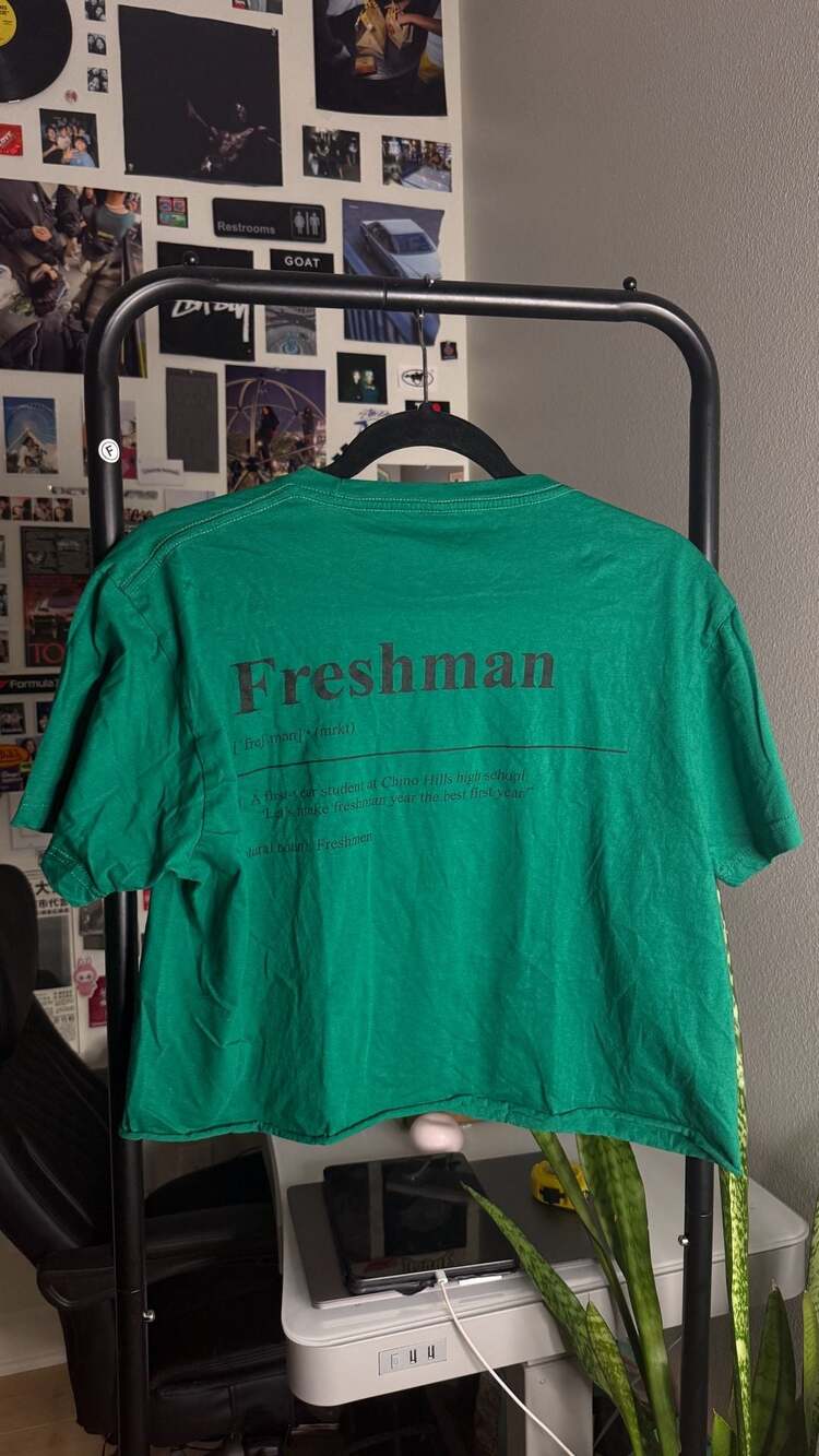 Smart Blanks Freshman Class of Twenty-Seven Green Cropped T-Shirt Size M